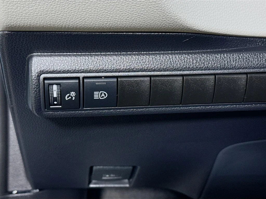 2025 Toyota Corolla LE - Photo 11