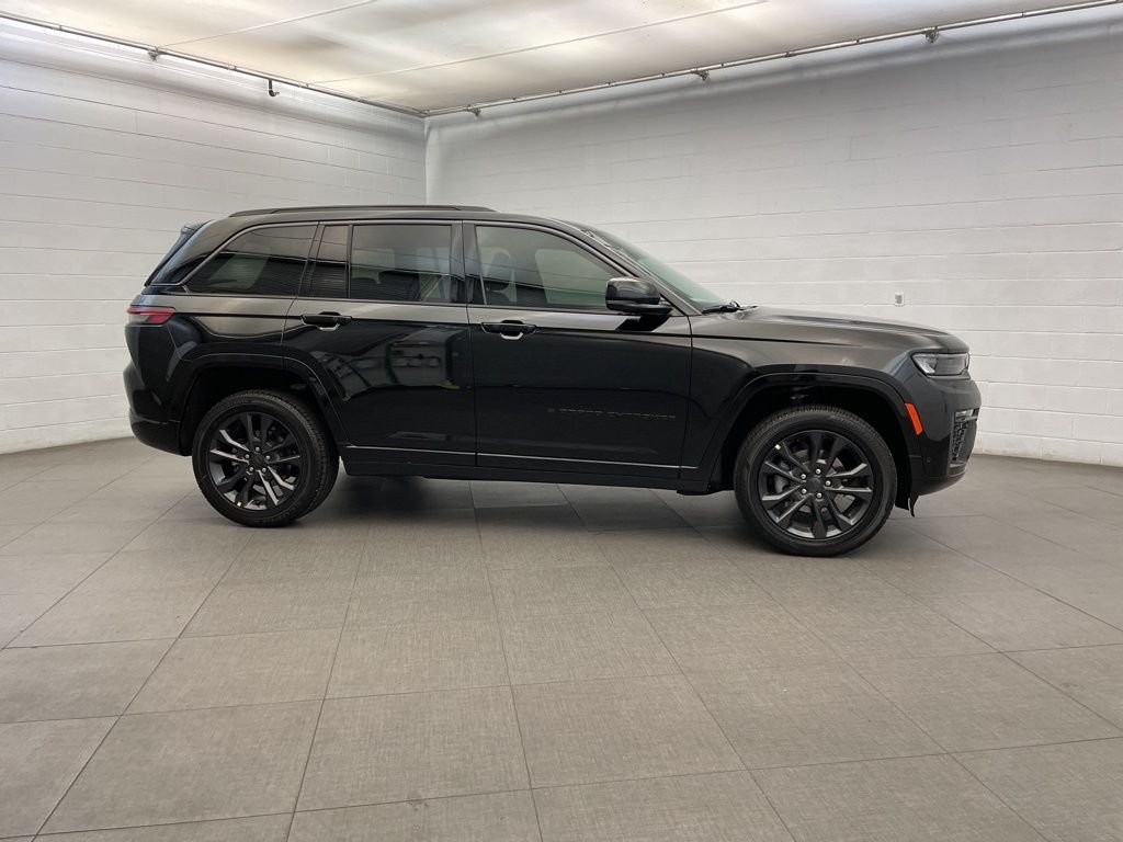 New 2026 Diamond Black Crystal Pearl-Coat Exterior Paint Jeep Limited Reserve image 2