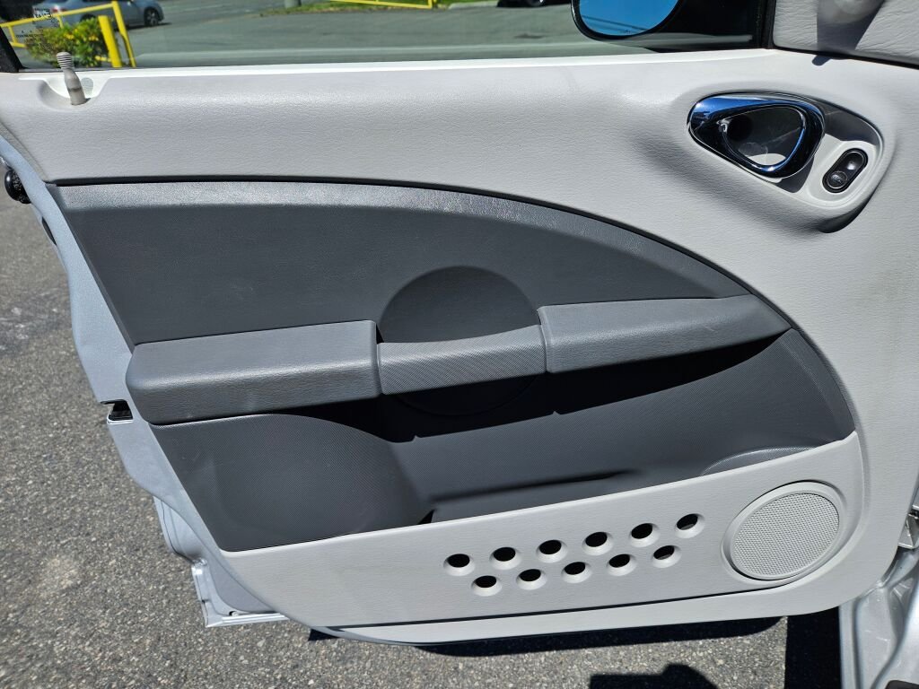 Used 2009 Bright Silver Metallic Clear Coat Chrysler LX image 19