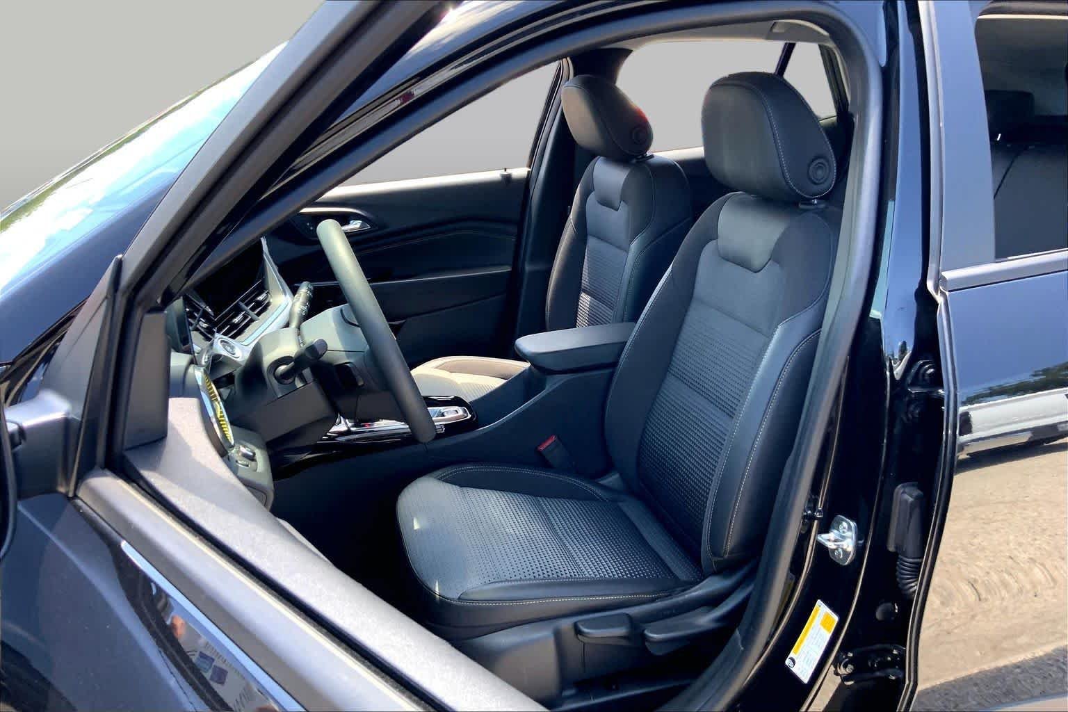 Used 2025 Mosaic Black Metallic Chevrolet LT image 8