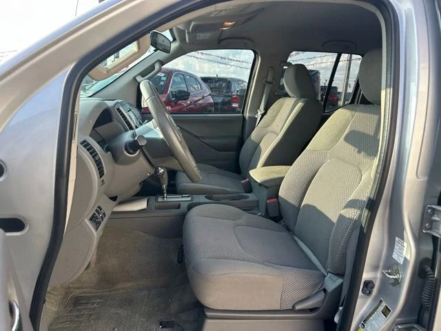 Used 2016 Silver Nissan SV image 9
