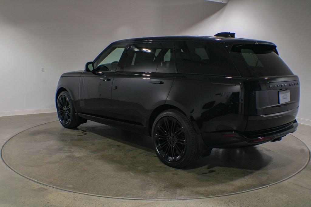 New 2026 Santorini Black Metallic Land Rover SE image 4