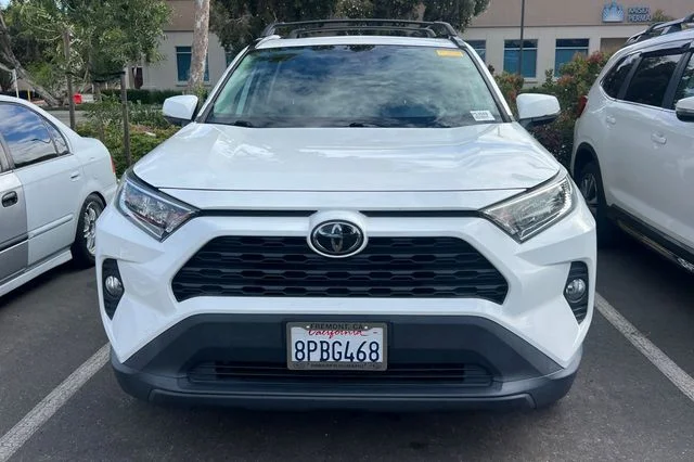 Used 2019 White Toyota XLE image 3