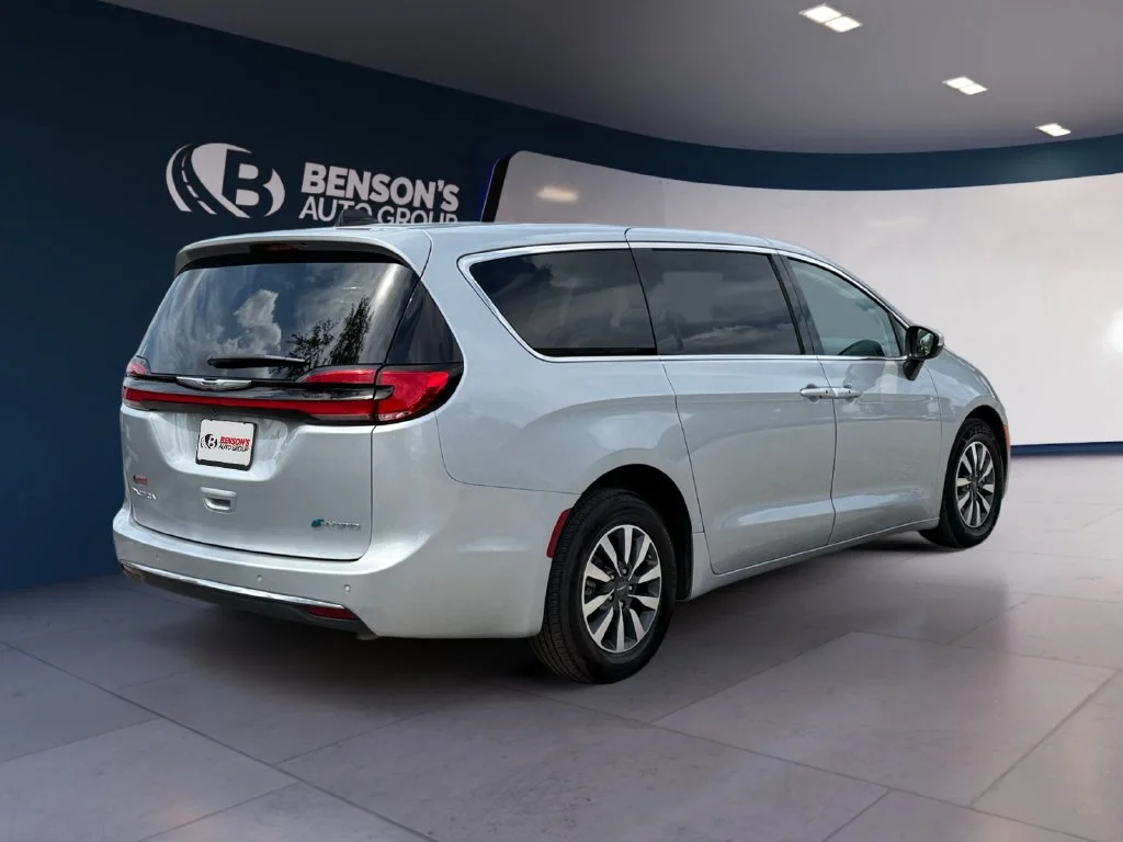 Used 2023 Silver Chrysler Touring L image 5