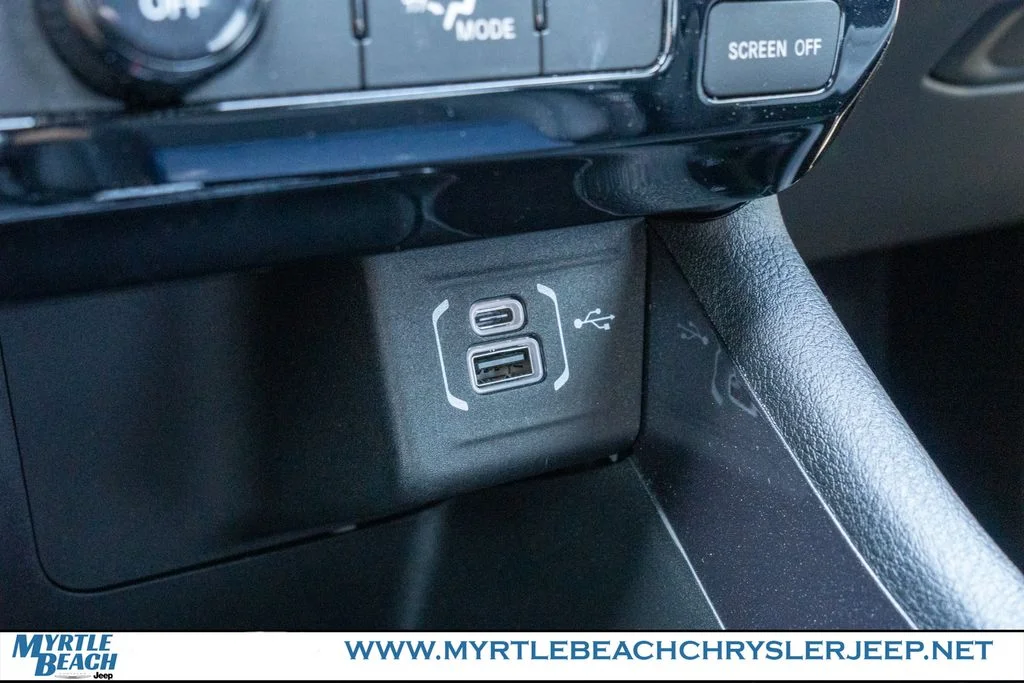 Used 2025 Diamond Black Crystal Pearlcoat Jeep Latitude image 23
