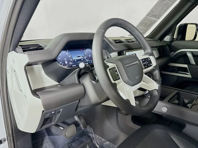 Used 2024 Hakuba Silver Metallic Land Rover X-Dynamic SE image 9