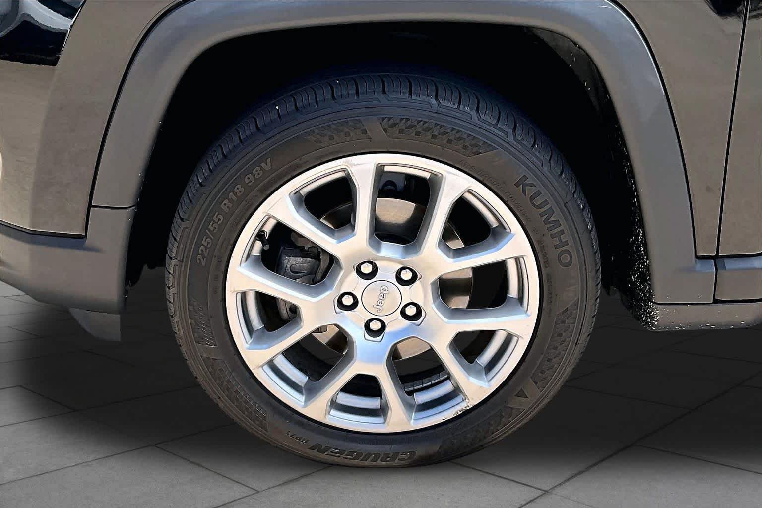 Used 2022 Diamond Black Crystal Pearlcoat Jeep Latitude Lux image 9