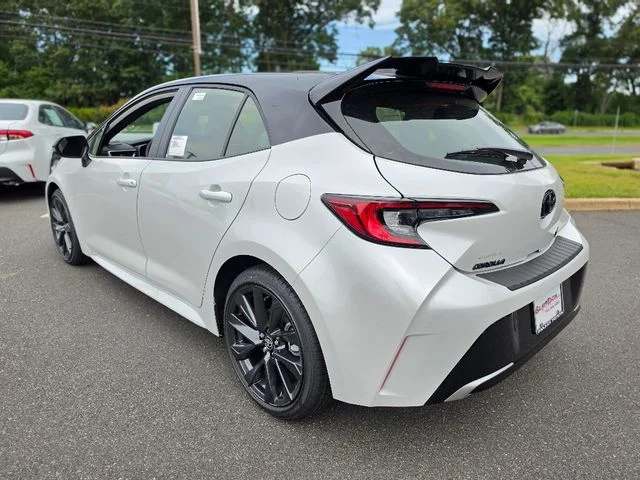 New 2026 Wind Chill Pearl with Midnight Black Metallic roof Toyota XSE image 4