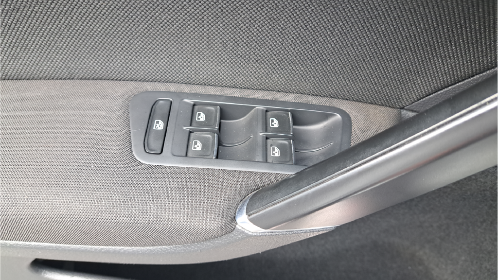 Used 2017  Volkswagen Sport image 33