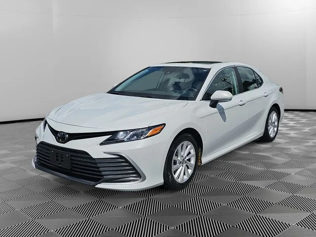 2023 Toyota Camry LE's photo