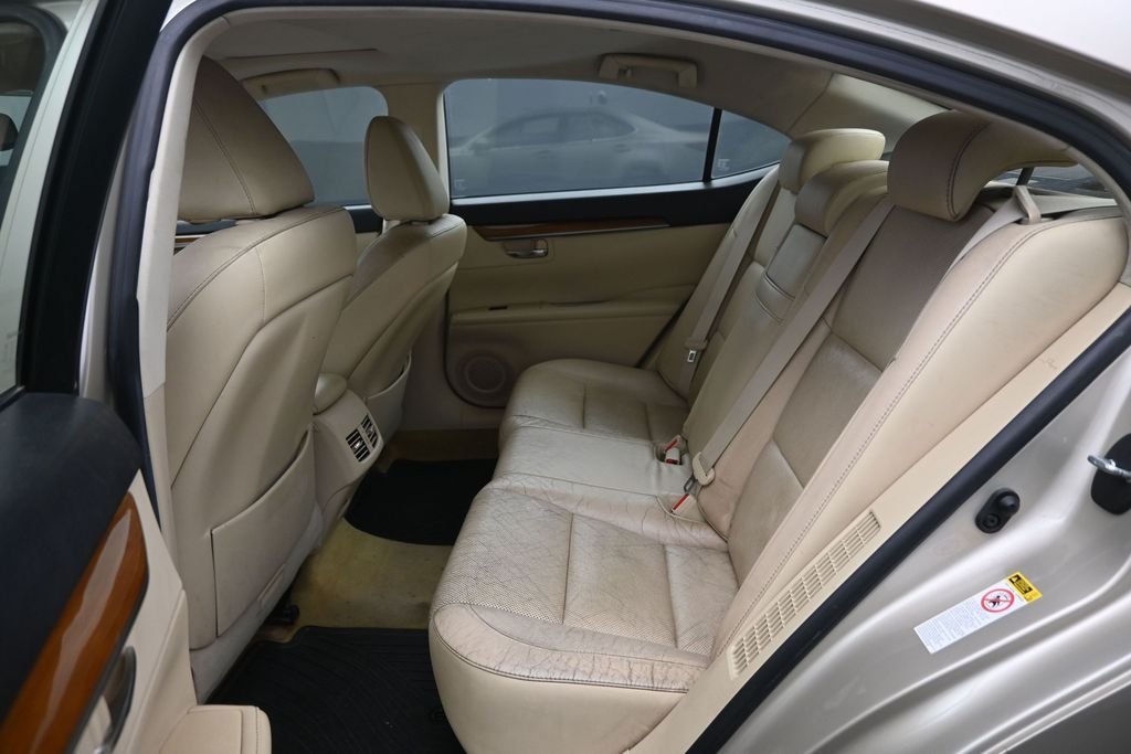 Used 2014 Beige Lexus 300h image 25