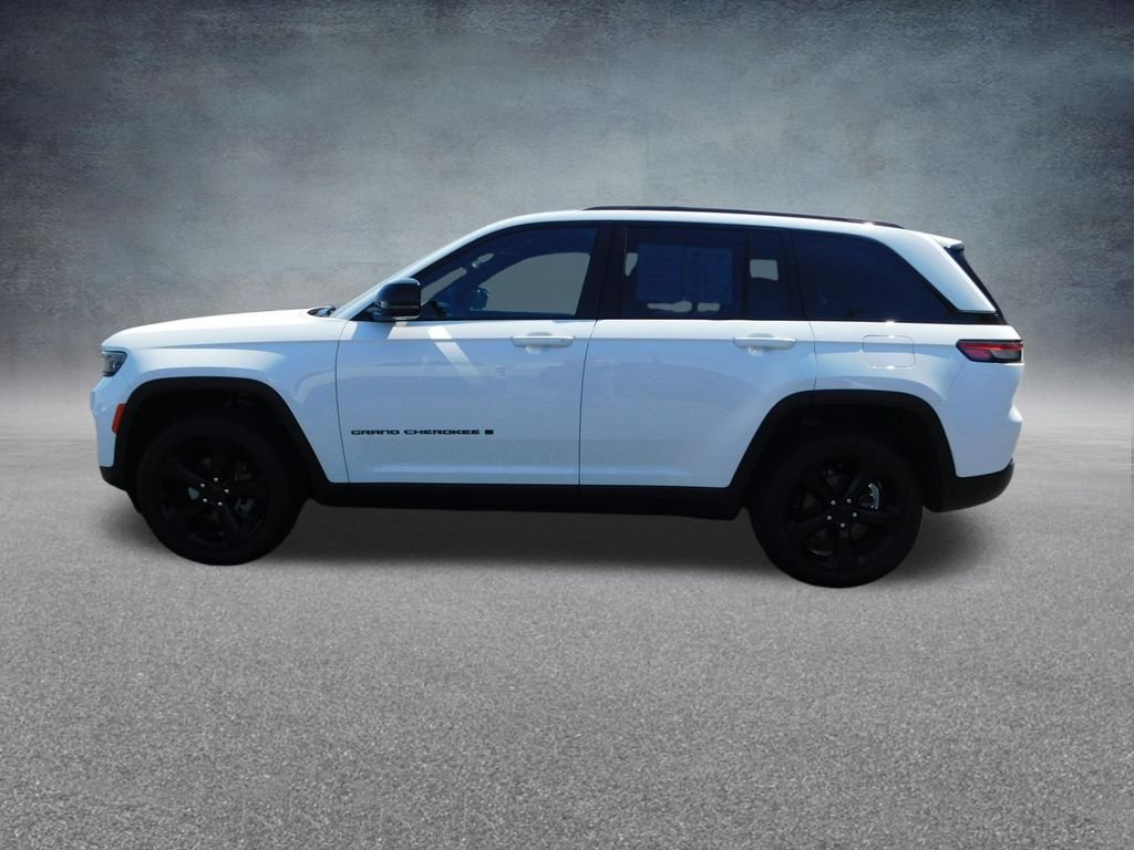 Used 2024 White Jeep Altitude image 6