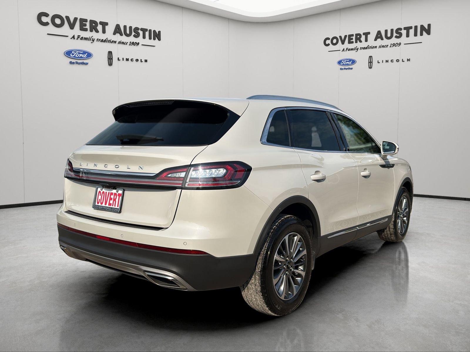 Used 2023 White Lincoln Standard image 5