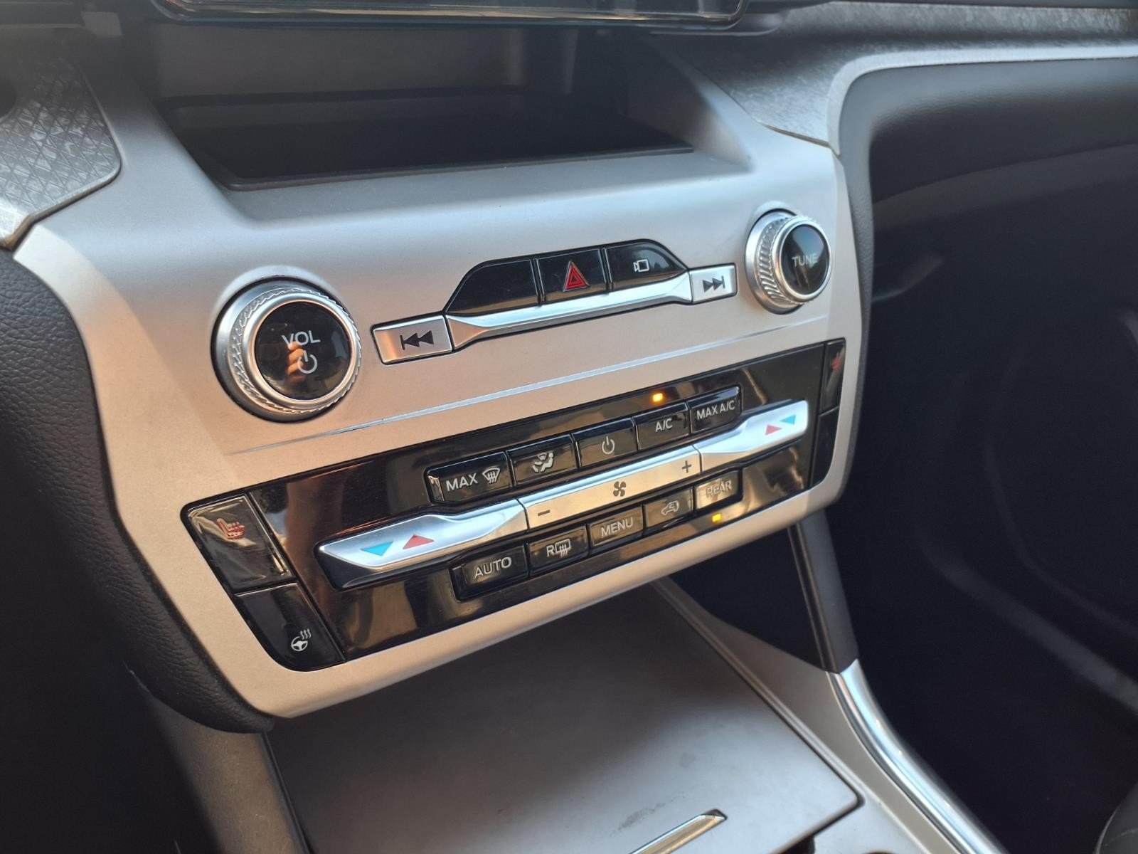 2022 Ford Explorer photo 24 of 27