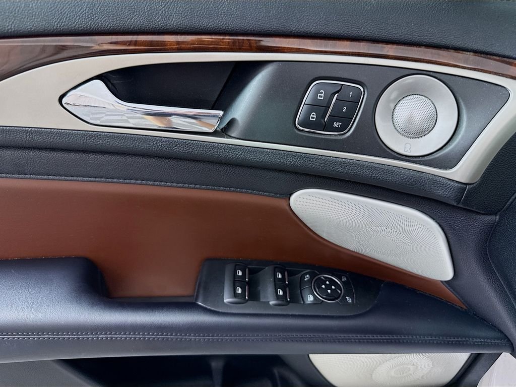 Used 2017 White Lincoln Reserve image 18