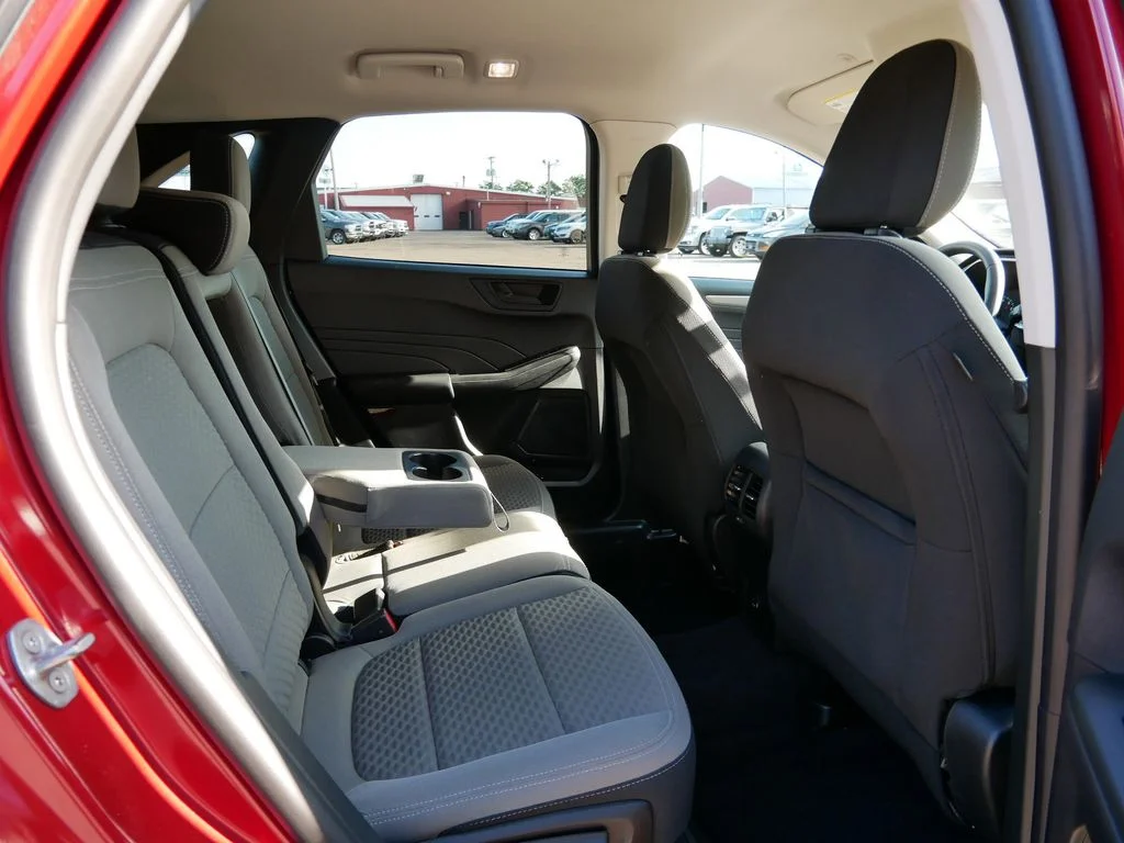 Used 2022 Red Ford SE image 9