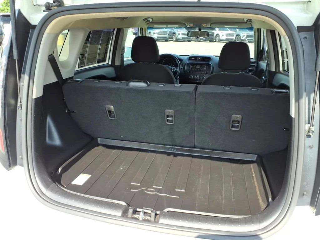 Used 2018 White Kia Base image 30