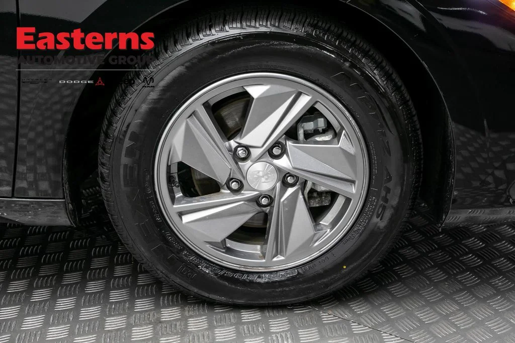 Used 2025 Black Hyundai SE image 29