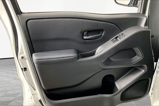 Used 2025 White Nissan S image 19