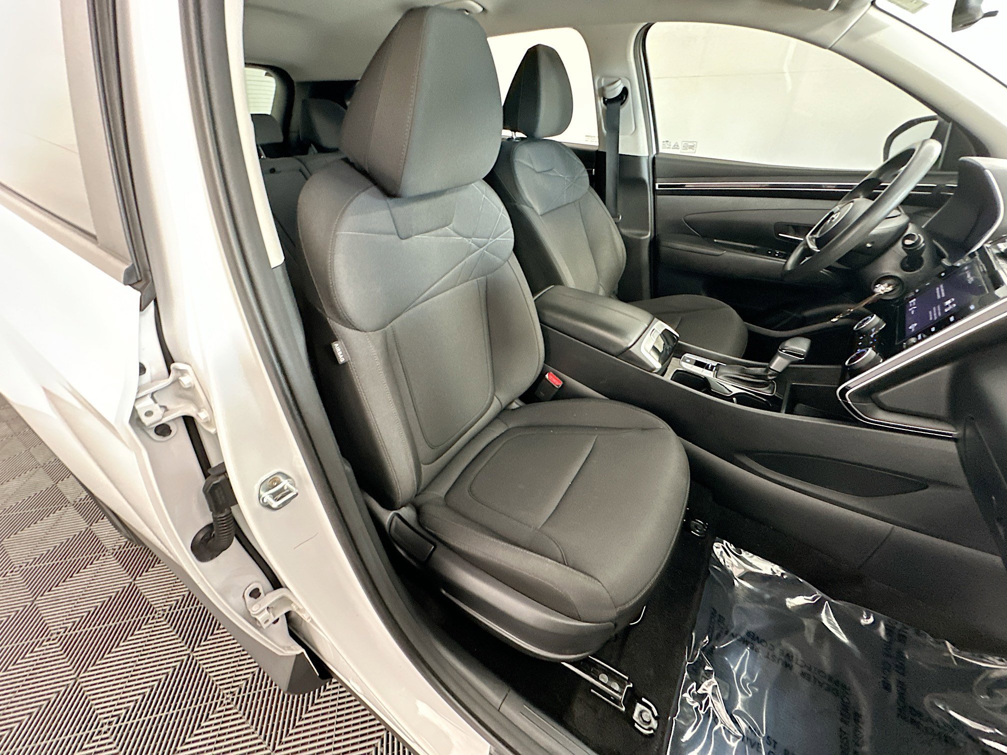 Used 2022 Quartz White Hyundai SE image 27
