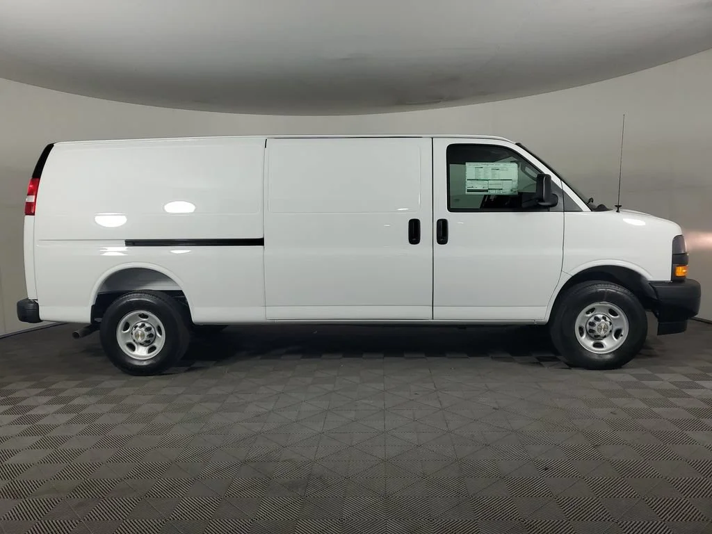 New 2025 Summit White Chevrolet WT image 1