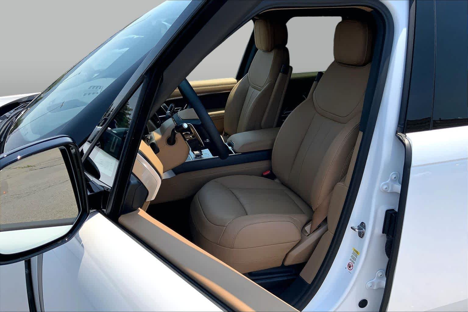New 2026 Ostuni Pearl White Land Rover SE image 9