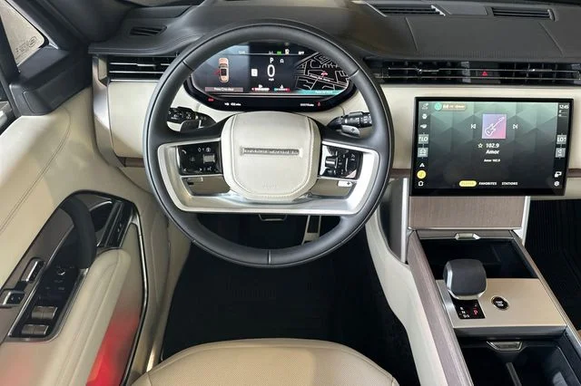 New 2026 Obsidian Black in Gloss Finish Land Rover SE image 13