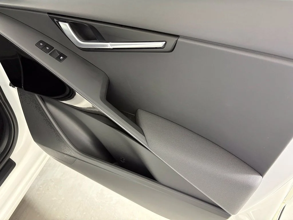 Used 2023 White Kia Wind image 42