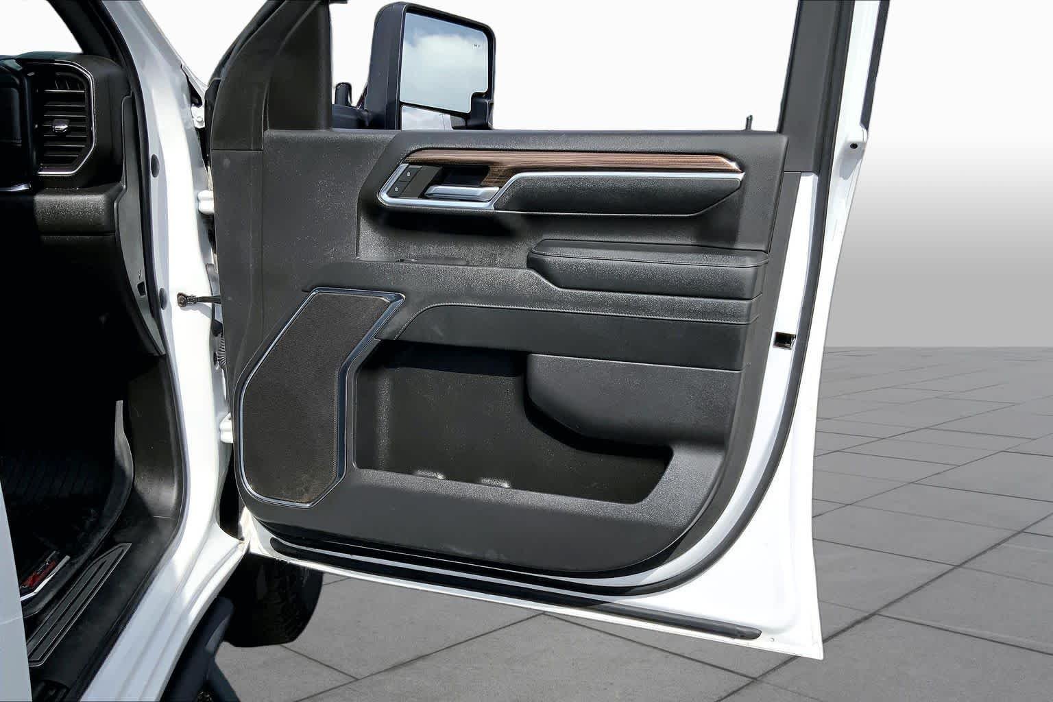 Used 2024 Summit White Chevrolet LT image 23