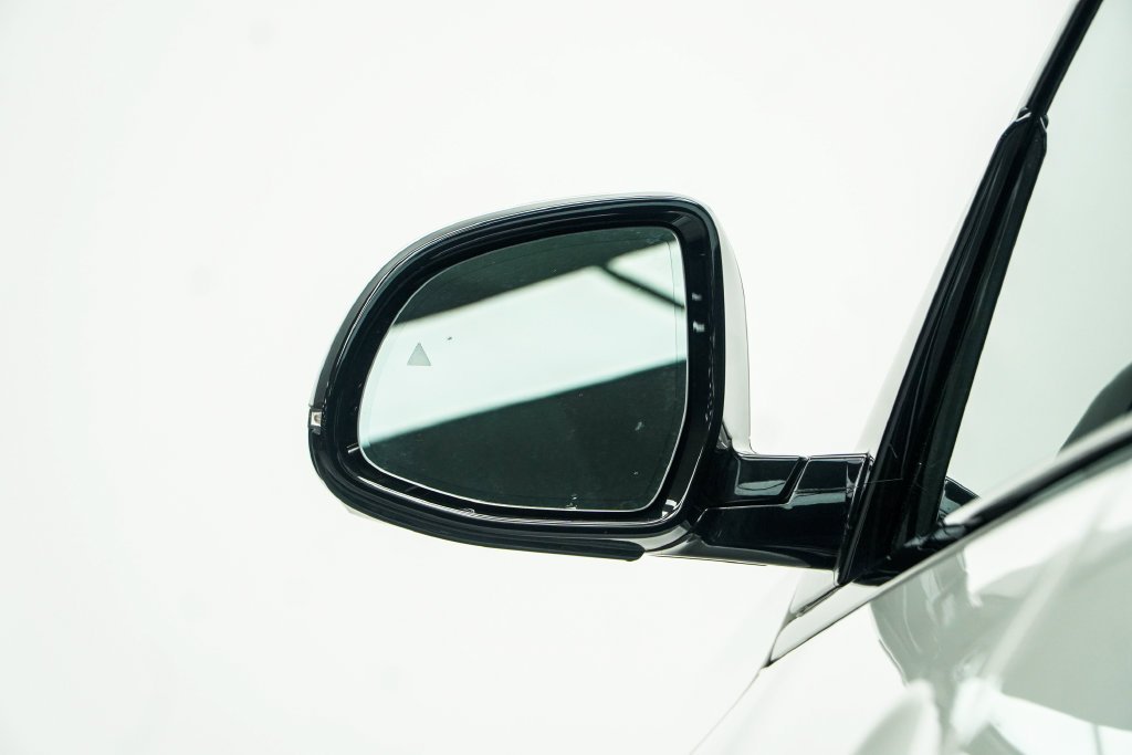 Used 2023 White BMW sDrive40i image 17
