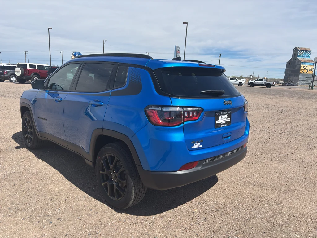 New 2026 Hydro Blue Pearl-Coat Exterior Paint Jeep Latitude Altitude image 16