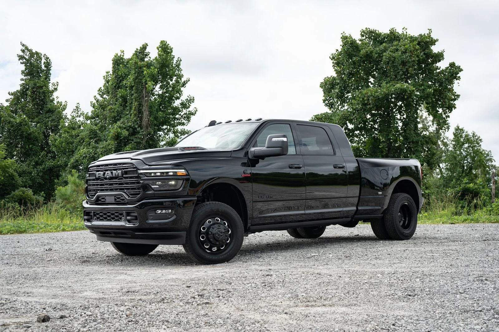 New 2026 Diamond Black Crystal Pearl-Coat Exterior Paint RAM Laramie image 3