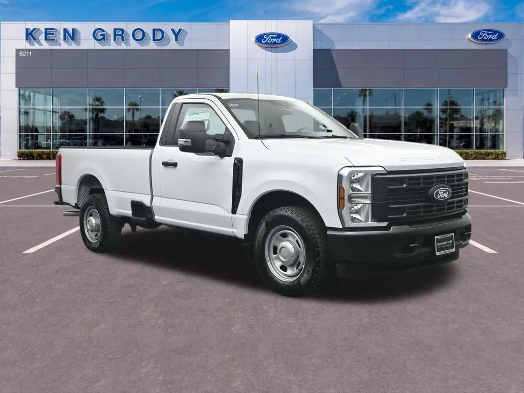 New 2027 Oxford White Ford XLT image 1