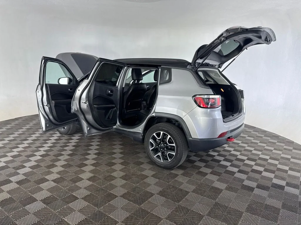 Used 2019 Silver Jeep Trailhawk image 18