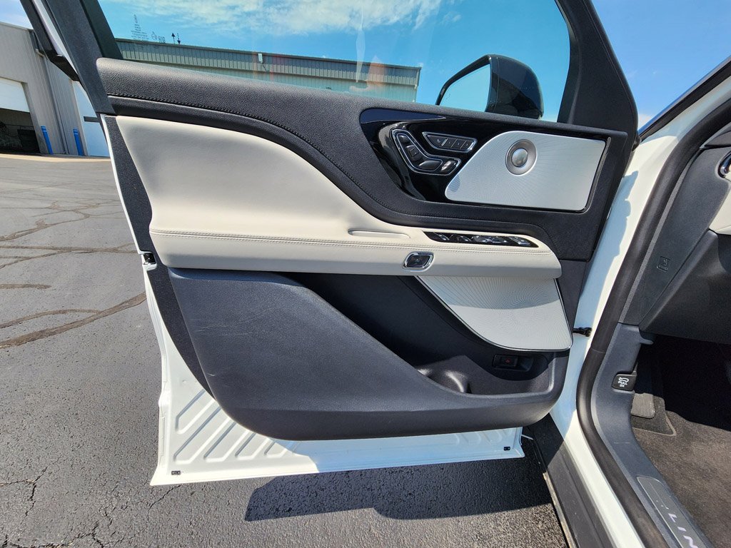 Used 2026 Pristine White Metallic Tri-Coat Lincoln Reserve image 13