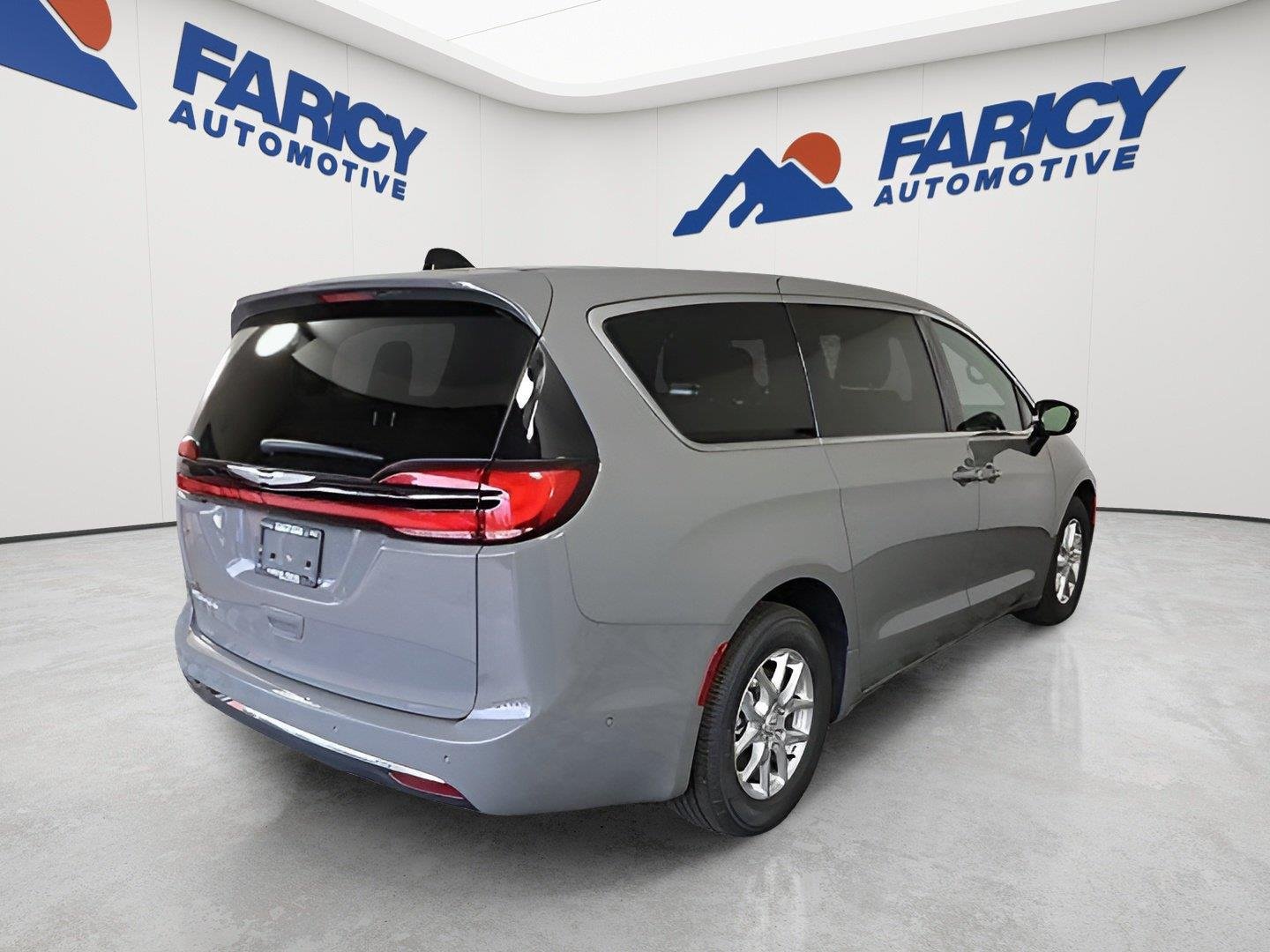 New 2025 Ceramic Gray Clear-Coat Exterior Paint Chrysler Select image 4