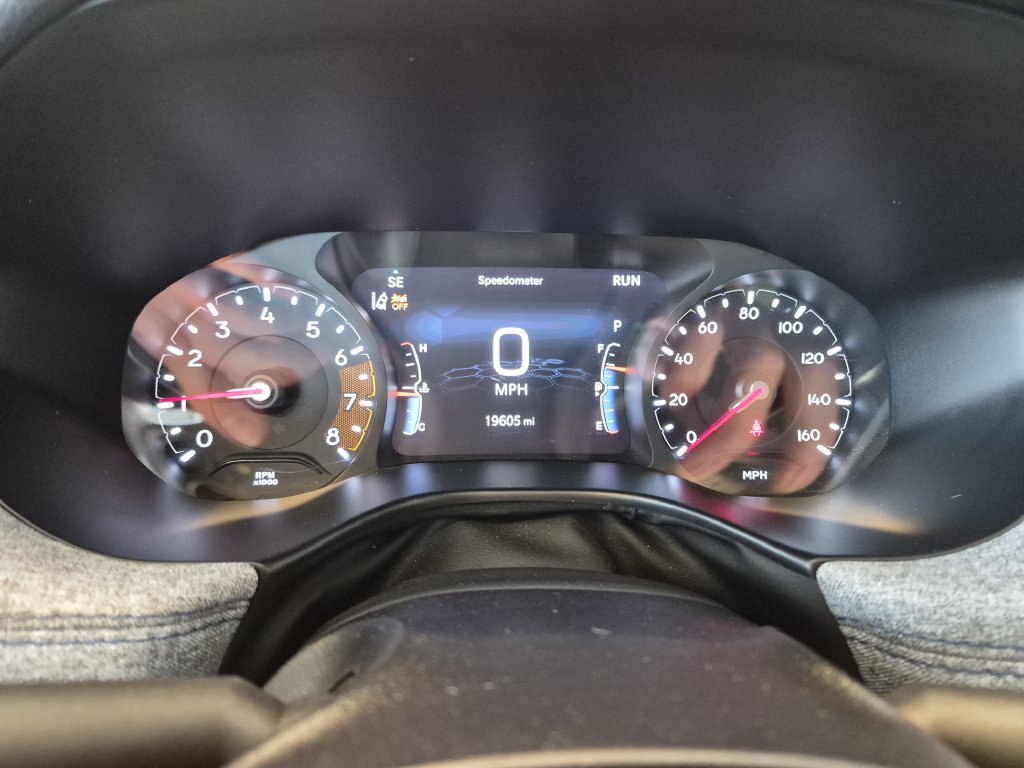 Used 2025 White Jeep Latitude image 18