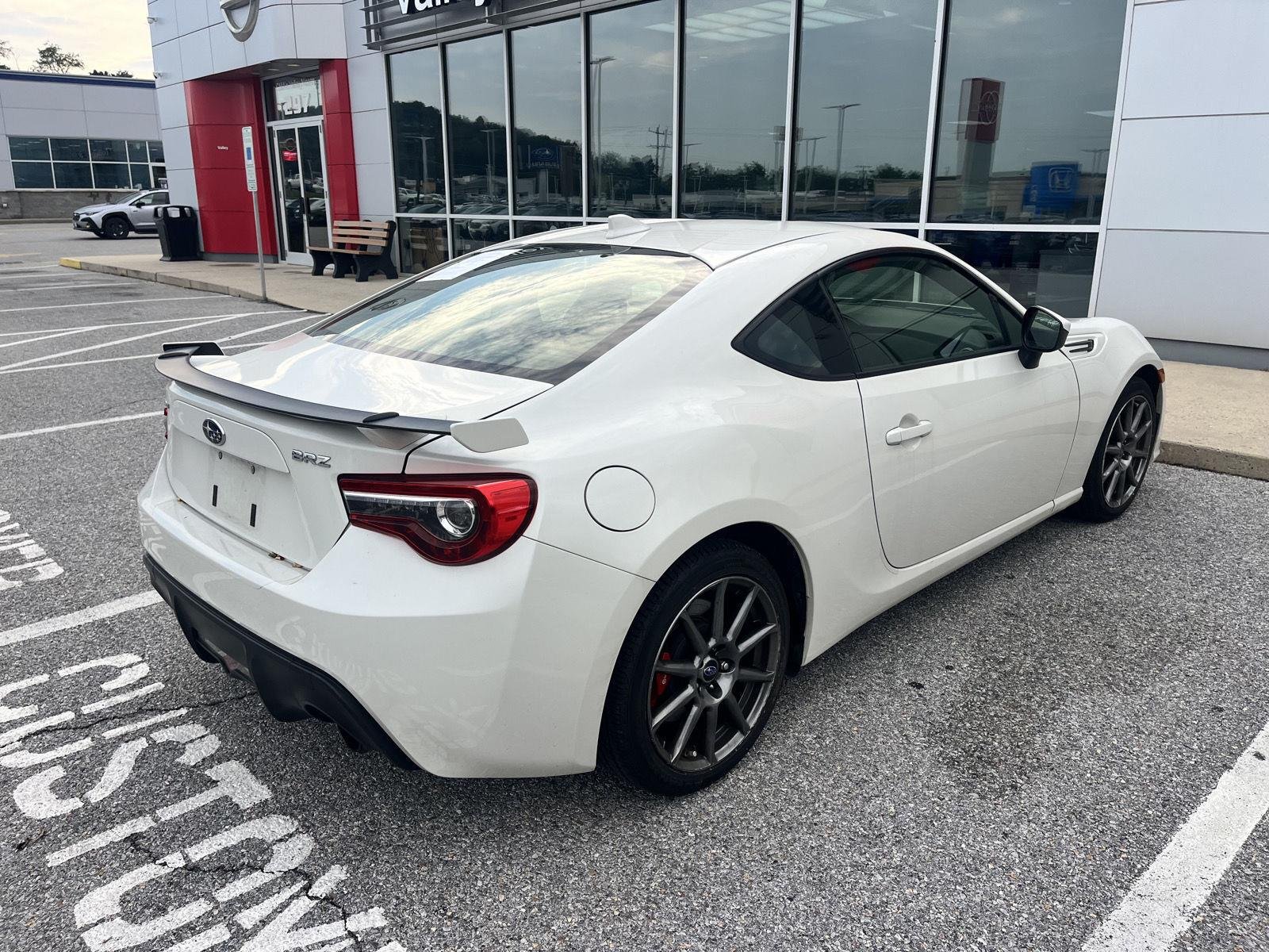 Used 2017 Crystal White Pearl Subaru Limited image 7