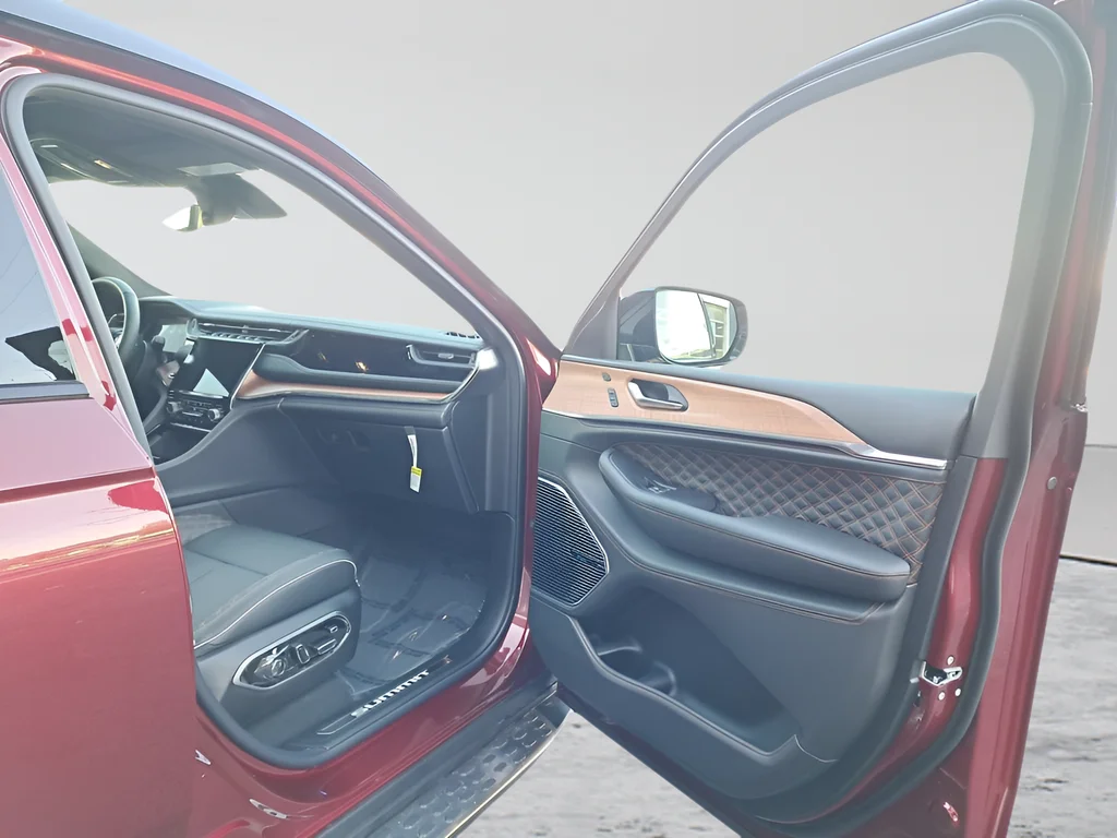 New 2025 Velvet Red Pearl-Coat Exterior Paint Jeep Summit image 15