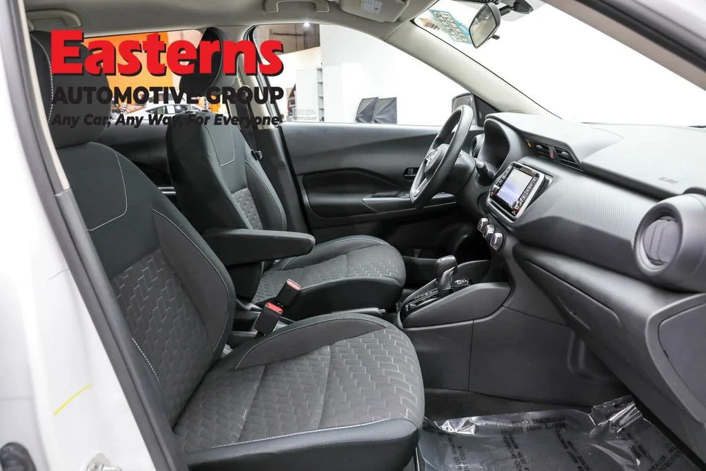 Used 2022 White Nissan S image 23