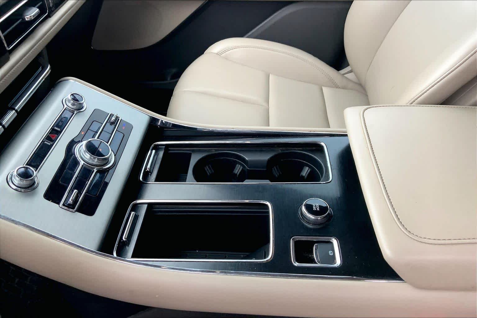 Used 2021 Ceramic Pearl Lincoln Standard image 17
