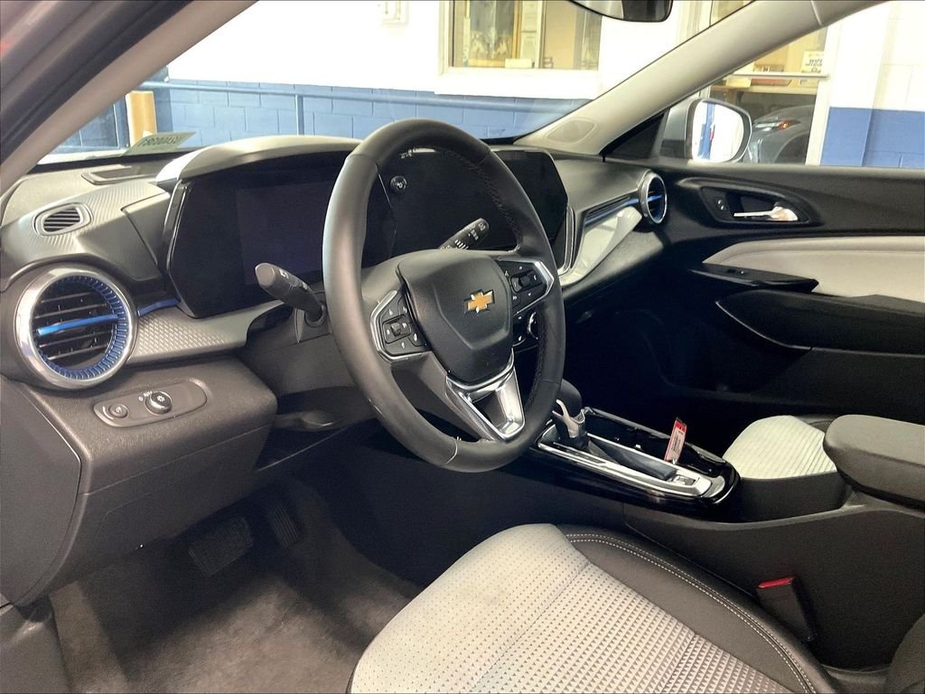 Used 2025 Gray Chevrolet LT image 8