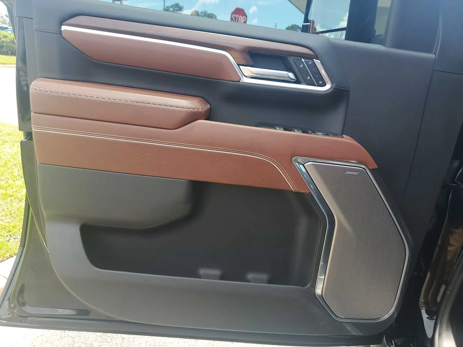Used 2025 Onyx Black GMC Denali Ultimate image 23