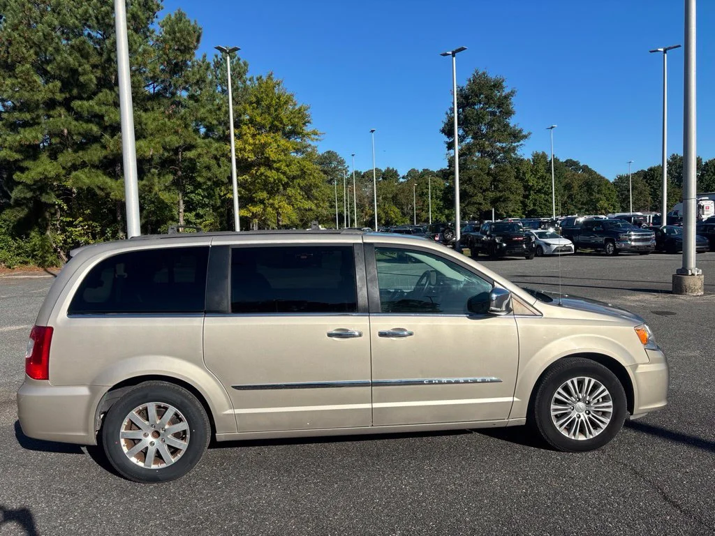 Used 2016 Beige Chrysler Touring-L image 7