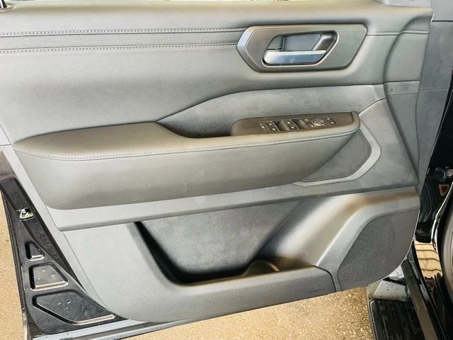 2026 Nissan Armada SV - Photo 18