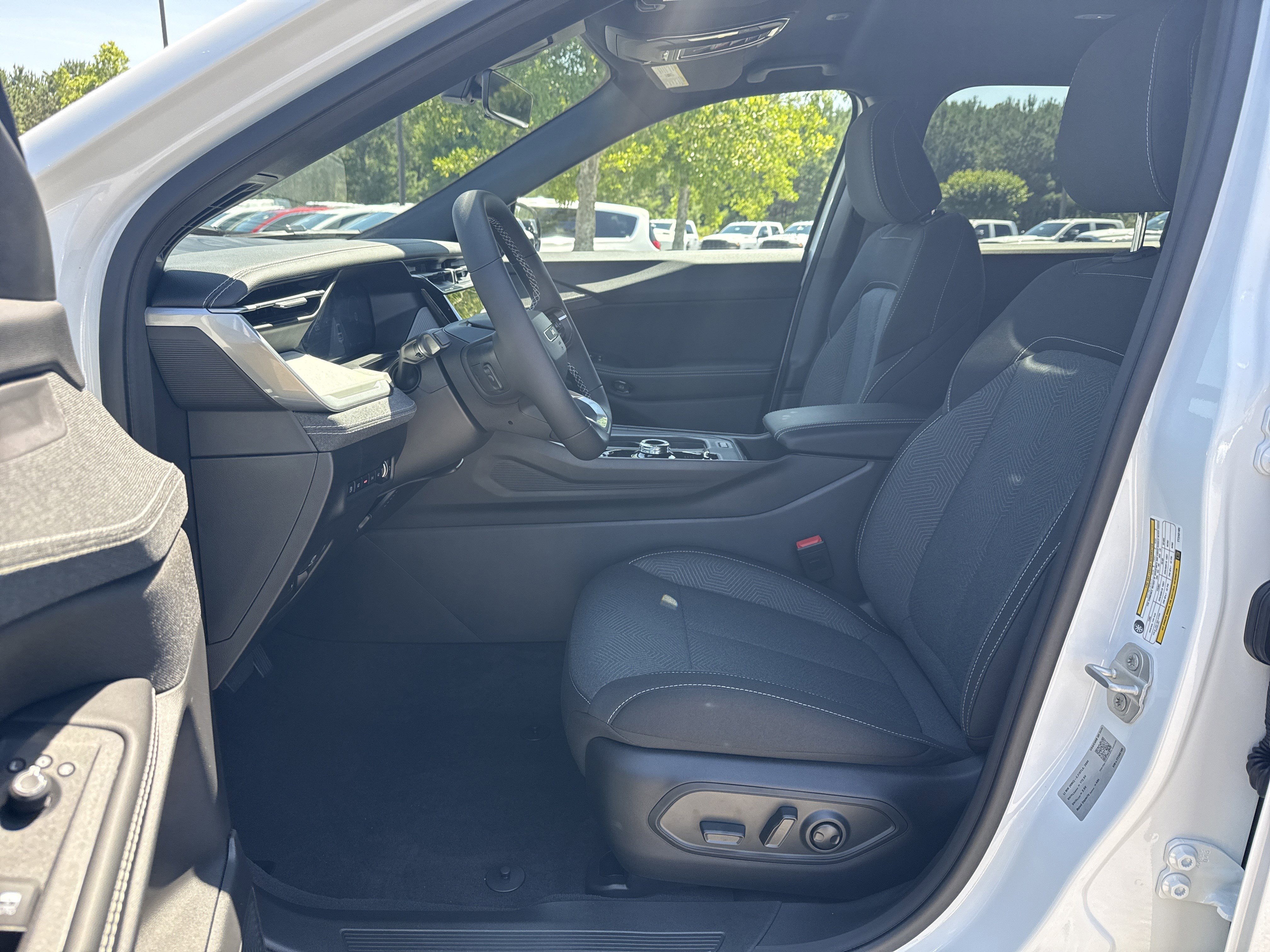 New 2026 Bright White Clear-Coat Exterior Paint Jeep Laredo image 9
