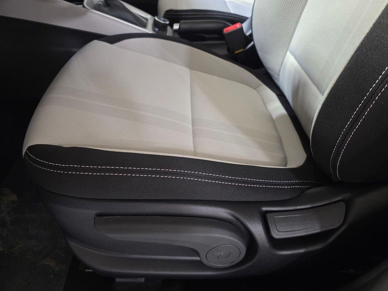 New 2026 Shimmering Silver Hyundai SEL image 23