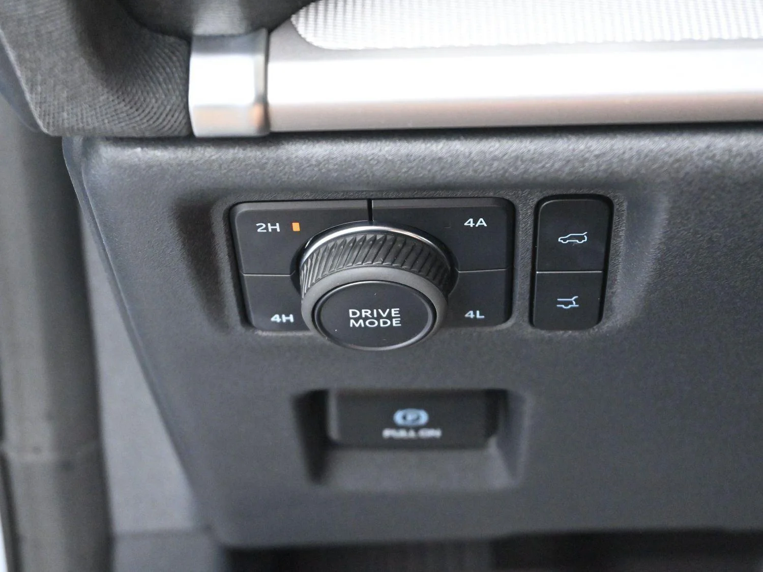 Used 2025 Space Silver Metallic Ford Active image 27