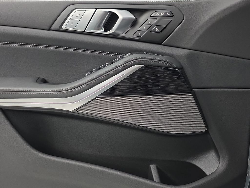 New 2027 Brooklyn Grey Metallic BMW xDrive40i image 27