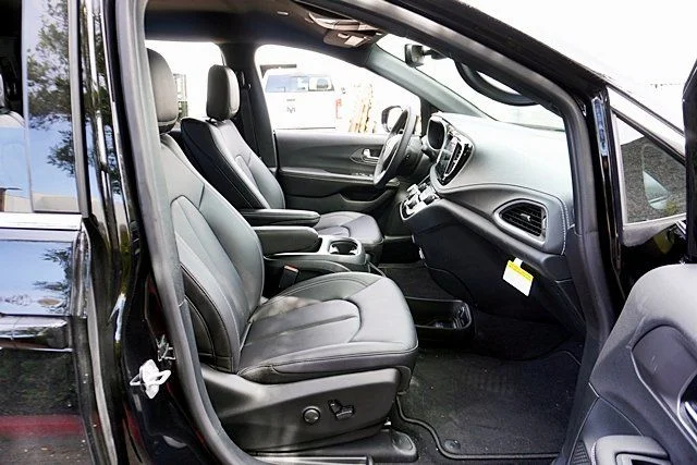 New 2026 Diamond Black Crystal Pearl-Coat Exterior Paint Chrysler Select image 12